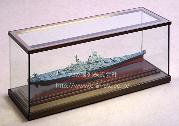 当社オリジナルショーケースNo.28｜製作販売実例｜艦船模型／帆船模型の展示に最適な照明付きアルミ枠デスクトップショーケースの写真