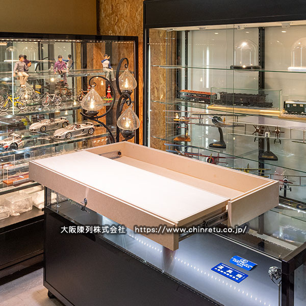「日本刀展示用/引き出し式大型ショーケース」を製作中
